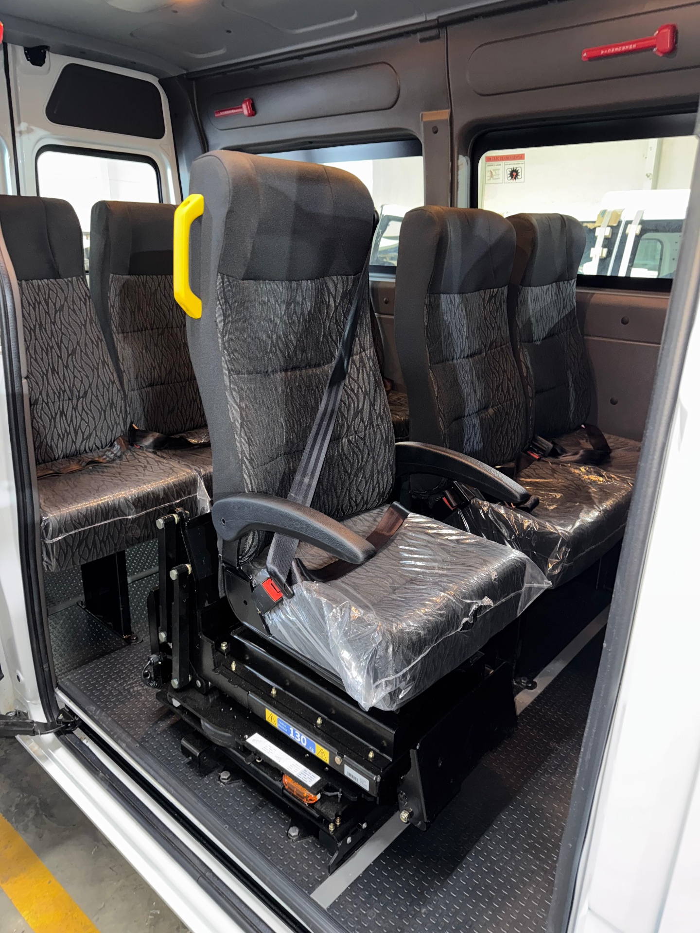 Interior de van com bancos e equipamentos adaptados